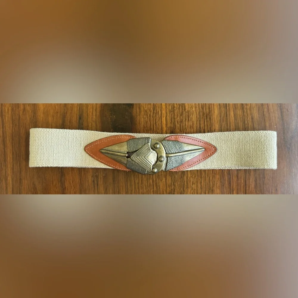 Arrowhead Omega belt. Vintage Size M: cinches your look with effortless style.